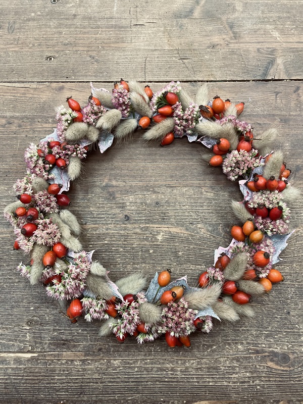 Přečtete si více ze článku VĚNEC NA KOVOVÉ OBRUČI